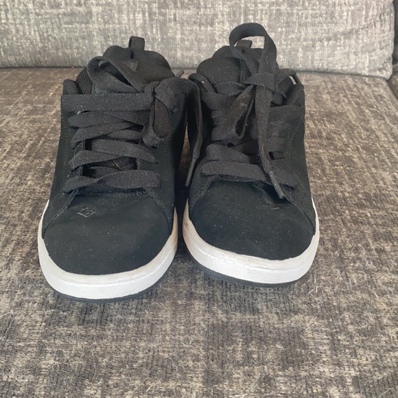 DC Shoes - Picture 2 of 4